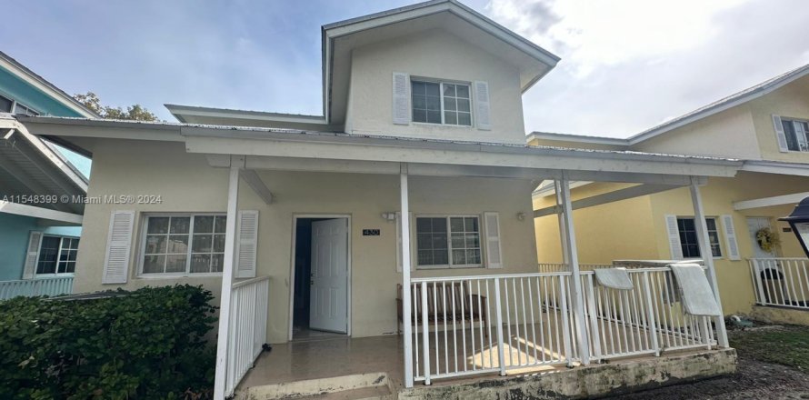 House in Miami, Florida 3 bedrooms, 110.55 sq.m. № 1985370