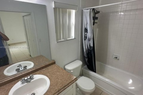 House in Miami, Florida 3 bedrooms, 110.55 sq.m. № 1985370 - photo 17