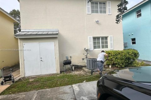 House in Miami, Florida 3 bedrooms, 110.55 sq.m. № 1985370 - photo 2