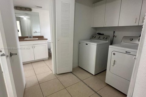 House in Miami, Florida 3 bedrooms, 110.55 sq.m. № 1985370 - photo 12