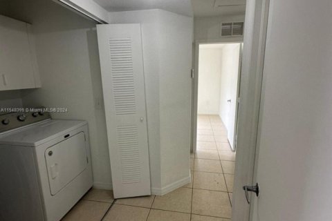 House in Miami, Florida 3 bedrooms, 110.55 sq.m. № 1985370 - photo 24