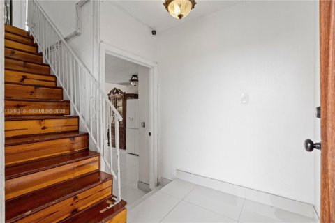 Condominio en venta en Hialeah, Florida, 2 dormitorios, 80.45 m2 № 2004347 - foto 5