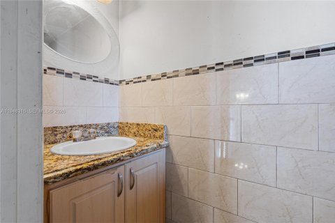 Condominio en venta en Hialeah, Florida, 2 dormitorios, 80.45 m2 № 2004347 - foto 15