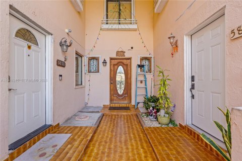 Condominio en venta en Hialeah, Florida, 2 dormitorios, 80.45 m2 № 2004347 - foto 4