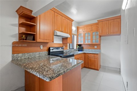 Condominio en venta en Hialeah, Florida, 2 dormitorios, 80.45 m2 № 2004347 - foto 12
