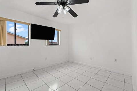 Condominio en venta en Hialeah, Florida, 2 dormitorios, 80.45 m2 № 2004347 - foto 22