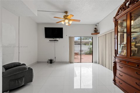 Condominio en venta en Hialeah, Florida, 2 dormitorios, 80.45 m2 № 2004347 - foto 9