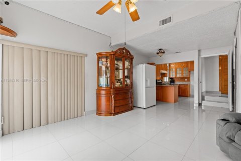 Condominio en venta en Hialeah, Florida, 2 dormitorios, 80.45 m2 № 2004347 - foto 10