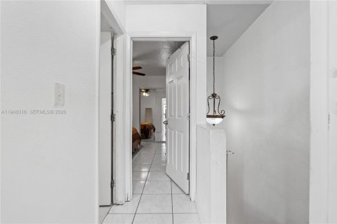 Condominio en venta en Hialeah, Florida, 2 dormitorios, 80.45 m2 № 2004347 - foto 18