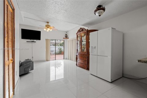 Condominio en venta en Hialeah, Florida, 2 dormitorios, 80.45 m2 № 2004347 - foto 7