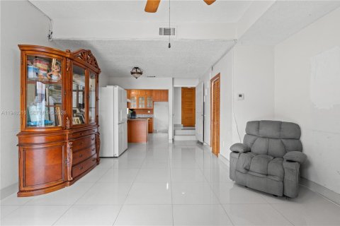 Condominio en venta en Hialeah, Florida, 2 dormitorios, 80.45 m2 № 2004347 - foto 11
