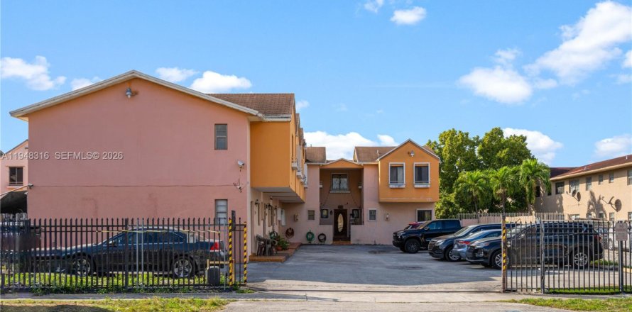 Condominio en Hialeah, Florida, 2 dormitorios  № 2004347