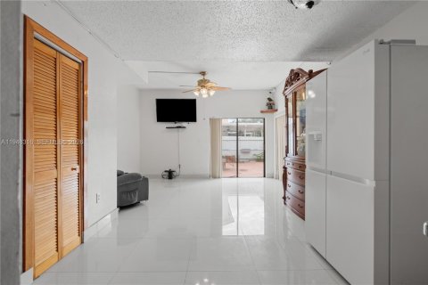Condominio en venta en Hialeah, Florida, 2 dormitorios, 80.45 m2 № 2004347 - foto 8