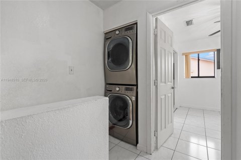 Condominio en venta en Hialeah, Florida, 2 dormitorios, 80.45 m2 № 2004347 - foto 17