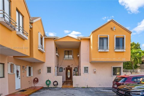 Condominio en venta en Hialeah, Florida, 2 dormitorios, 80.45 m2 № 2004347 - foto 3