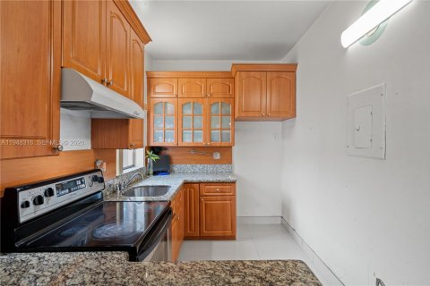 Condominio en venta en Hialeah, Florida, 2 dormitorios, 80.45 m2 № 2004347 - foto 13