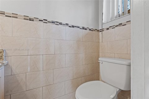 Condominio en venta en Hialeah, Florida, 2 dormitorios, 80.45 m2 № 2004347 - foto 16