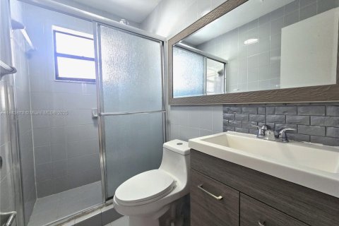 Condo in Hialeah, Florida, 2 bedrooms  № 1888016 - photo 10