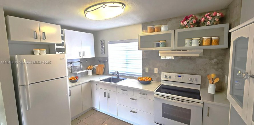 Condo in Hialeah, Florida, 2 bedrooms № 1888016
