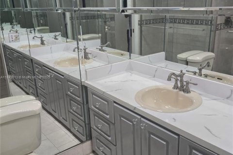Condo in Hialeah, Florida, 2 bedrooms  № 1888016 - photo 11