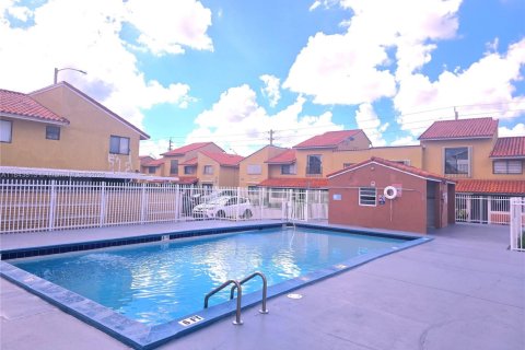 Condo in Hialeah, Florida, 2 bedrooms  № 1888016 - photo 12
