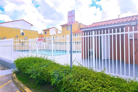 Condo in Hialeah, Florida, 2 bedrooms  № 1888016 - photo 13