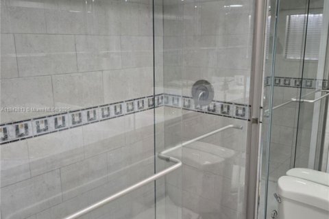 Condo in Hialeah, Florida, 2 bedrooms  № 1888016 - photo 9