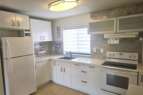 Condo in Hialeah, Florida, 2 bedrooms  № 1888016 - photo 6
