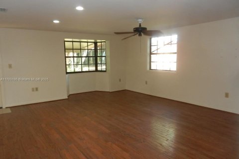 House in Homestead, Florida 5 bedrooms, 315.03 sq.m. № 1633583 - photo 11