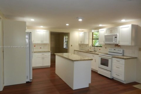House in Homestead, Florida 5 bedrooms, 315.03 sq.m. № 1633583 - photo 15