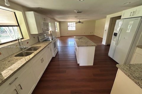 House in Homestead, Florida 5 bedrooms, 315.03 sq.m. № 1633583 - photo 16