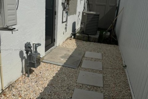 Снять в аренду коммерческую недвижимость в Майами, Флорида 161.37м2, № 2003816 - фото 1