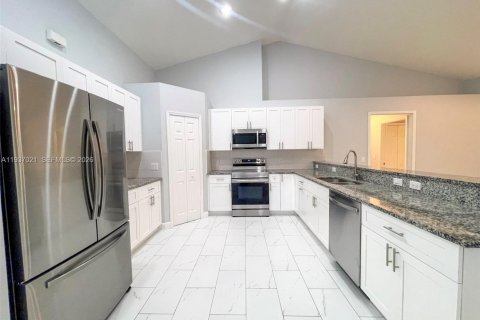 Villa ou maison à vendre à Cape Coral, Floride: 4 chambres, 167.13 m2 № 1999125 - photo 15