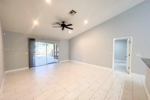 Villa ou maison à vendre à Cape Coral, Floride: 4 chambres, 167.13 m2 № 1999125 - photo 23