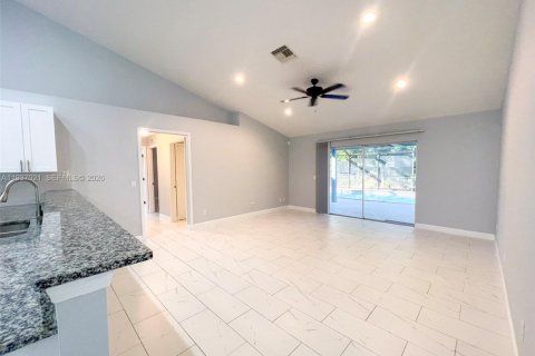 Villa ou maison à vendre à Cape Coral, Floride: 4 chambres, 167.13 m2 № 1999125 - photo 19