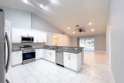 Villa ou maison à vendre à Cape Coral, Floride: 4 chambres, 167.13 m2 № 1999125 - photo 13