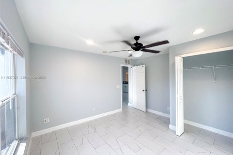 Villa ou maison à vendre à Cape Coral, Floride: 4 chambres, 167.13 m2 № 1999125 - photo 12