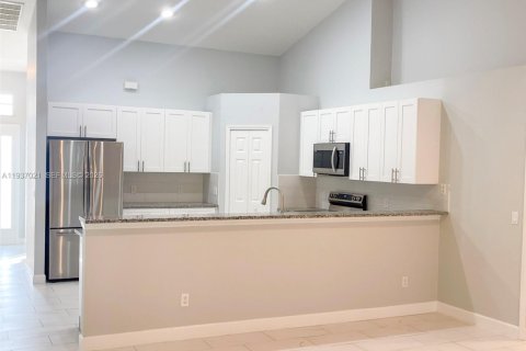 Villa ou maison à vendre à Cape Coral, Floride: 4 chambres, 167.13 m2 № 1999125 - photo 21