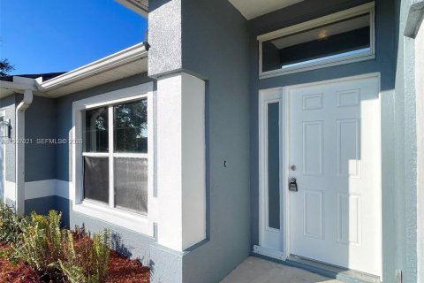 Villa ou maison à vendre à Cape Coral, Floride: 4 chambres, 167.13 m2 № 1999125 - photo 5