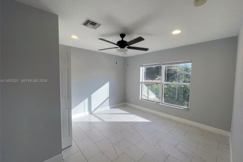 Villa ou maison à vendre à Cape Coral, Floride: 4 chambres, 167.13 m2 № 1999125 - photo 10