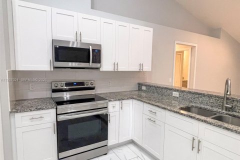 Villa ou maison à vendre à Cape Coral, Floride: 4 chambres, 167.13 m2 № 1999125 - photo 17