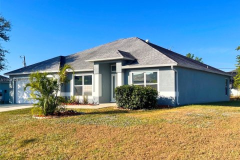 Villa ou maison à vendre à Cape Coral, Floride: 4 chambres, 167.13 m2 № 1999125 - photo 4