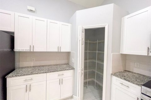 Villa ou maison à vendre à Cape Coral, Floride: 4 chambres, 167.13 m2 № 1999125 - photo 18