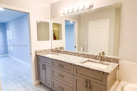 Villa ou maison à vendre à Cape Coral, Floride: 4 chambres, 167.13 m2 № 1999125 - photo 28