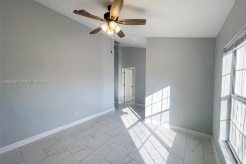 Villa ou maison à vendre à Cape Coral, Floride: 4 chambres, 167.13 m2 № 1999125 - photo 8