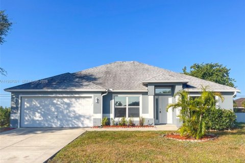 Villa ou maison à vendre à Cape Coral, Floride: 4 chambres, 167.13 m2 № 1999125 - photo 2