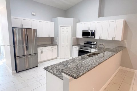 Villa ou maison à vendre à Cape Coral, Floride: 4 chambres, 167.13 m2 № 1999125 - photo 14