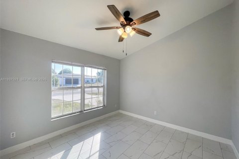 Villa ou maison à vendre à Cape Coral, Floride: 4 chambres, 167.13 m2 № 1999125 - photo 7