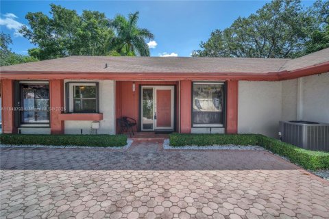House in Cooper City, Florida 3 bedrooms, 139.54 sq.m. № 1877624 - photo 10