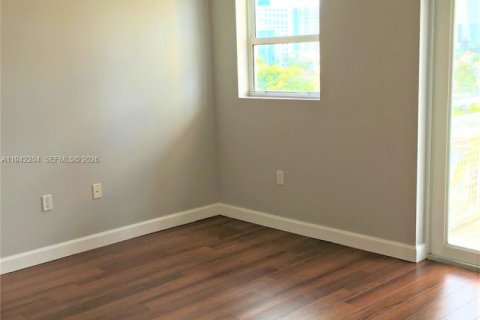 Condo in Miami, Florida, 2 bedrooms  № 1999424 - photo 9